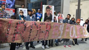 En Daley Plaza se congregaron manifestantes de todas las edades y etnias para pedir el cese a los abusos policiales en Chicago.
