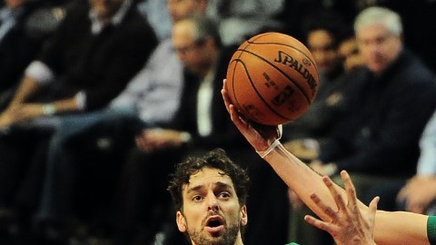 Pau Gasol (izq.) y Nikola Mirotic de los Bulls: el primero, un veterano con dos anillos de campeón, y el segundo, un novato en su primer playoffs en la NBA.