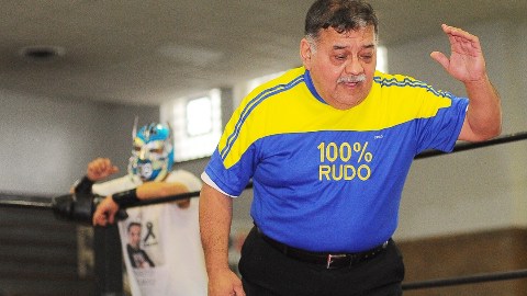 Foto:
Oscar Ramos mejor conocido como “El Apenitas” es un referee muy popular en la lucha. Foto Javier Quiroz