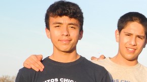 Jugadores de Tuzos Chicago que viajaron al torneo en Pachuca: Edgar Medina, Alan Franco, Carlos Bravo y Haly Estrada con el entrenador Jesús Estrada.