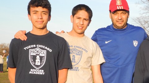 Jugadores de Tuzos Chicago que viajaron al torneo en Pachuca: Edgar Medina, Alan Franco, Carlos Bravo y Haly Estrada con el entrenador Jesús Estrada.