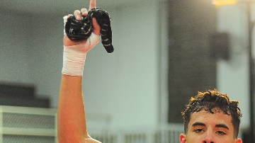 Joshuah Hernández debutará como profesional el 12 de junio en UIC Pavilion. Aquí está junto al referee Celestino Ruíz en la última edición de los Guantes de Oro.