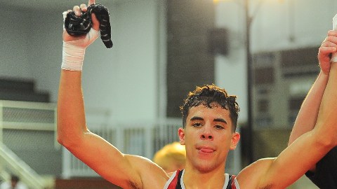 Joshuah Hernández debutará como profesional el 12 de junio en UIC Pavilion. Aquí está junto al referee Celestino Ruíz en la última edición de los Guantes de Oro.