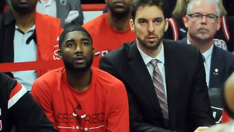 El español Pau Gasol observó el juego 4  contra los Cavaliers desde la banca debido a una lesión.