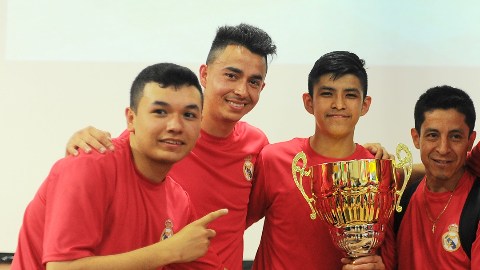 El Real Madrid se quedó con la copa de campeones en el torneo de los domingos para adultos en Chitown.