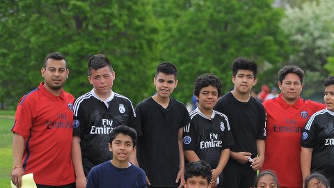 Las gemelas Cindy y Cathy Correa son las únicas mujeres en el equipo Galaxy U12, dirigido por Pedro Correa (derecha), el padre de las niñas.