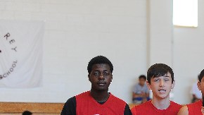 El Torneo de Basquetbol 5 de Mayo se jugó el sábado 2 de mayo en la escuela Cristo Rey Jesuit High School en Pilsen.