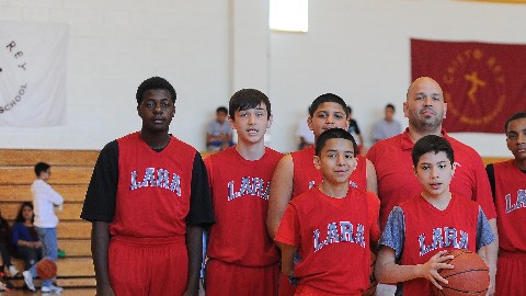 El Torneo de Basquetbol 5 de Mayo se jugó el sábado 2 de mayo en la escuela Cristo Rey Jesuit High School en Pilsen.