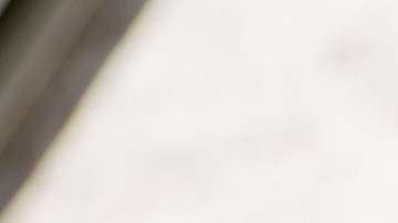 Un realtor muestra una casa a compradores.