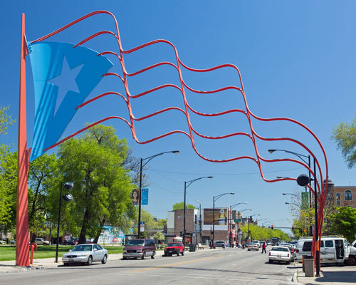 Las banderas del ‘Paseo Boricua’ fueron diseñadas por el arquitecto Edward Windhorst e instaladas el 6 de junio de 1995. 