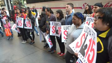 Trabajadores de McDonald’s de Chicago dicen que su movimiento sigue creciendo y participan en una protesta en el centro de la ciudad y en una convención nacional en Detroit.