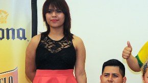 El equipo Pumas, tercer lugar de la división mixta de futbol bajo techo de los lunes en Chitown.