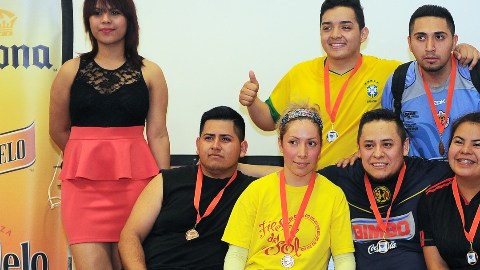 El equipo Pumas, tercer lugar de la división mixta de futbol bajo techo de los lunes en Chitown.
