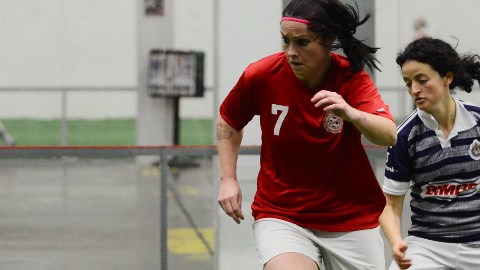 La liga Women Chicago Premier celebra su torneo el sábado 20 de junio en Frontier Park en Naperville, donde las jugadoras serán observadas por un visor.