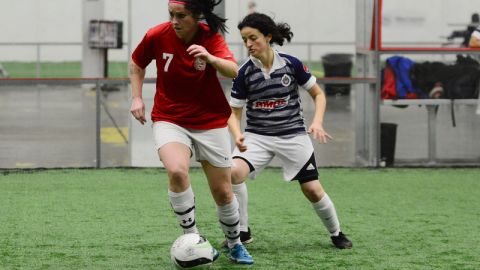 La liga Women Chicago Premier celebra su torneo el sábado 20 de junio en Frontier Park en Naperville, donde las jugadoras serán observadas por un visor.