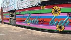 El muralista Joseph Mora completará su obra durante el Festival de Arte Quetzal.