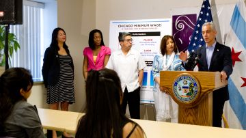 El alcalde de Chicago Rahm Emanuel al anunciar el plan de ejecución para el aumento de salario mínimo en la organización Mujeres Latinas en Acción, en el barrio de Pilsen.
