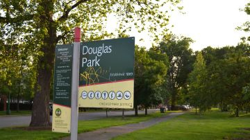 Douglas Park  cuenta con un espacio de 218 acres y su diseño es similar al del parque Humboldt.