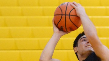 La Liga Azteka de Basketball juega en gimnasios de todo Chicago para equipos de mayores de 16 años.