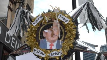 Una piñata con la foto de Donald Trump despertó la atención de propios y extraños en el centro de Chicago, los manifestantes dicen que en algunas partes de México son populares.