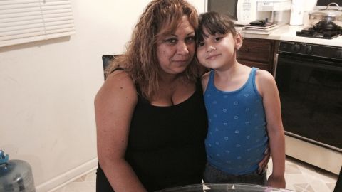 Alejandra Ceja junto a su pequeña Jenedith Haro, de cinco años. Ellas tendrían pronto que dejar el apartamento que alquila en Cicero por falta de pago.