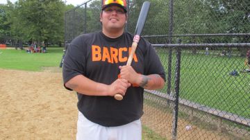 Jesse Zaragoza Jr. es manager y jugador del equipo La Barca en la Benito Juarez Baseball League.