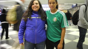 Celiana Torres (der.) y Lucia Montano de la liga Chicago Women Premiere Soccer League.