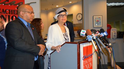 Karen Lewis, presidenta del Sindicato de Maestros de Chicago (CTU), habla con la prensa sobre los nuevos cargos en las Escuelas Públicas de Chicago.