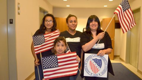 Maryori Urbina Contreras (en el centro) junto a sus hermanas y a la activista Julie Contreras de LULAC del condado Lake, tras finalizar la audiencia ante una corte de inmigración de Chicago.