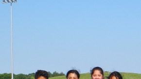 Los niños y sus mamás entrenan martes y jueves en el lago y calle Montrose a las 4 de la tarde.