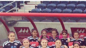 Robbie Dee, sentado a la derecha, con el equipo Varsity femenil de la escuela Curie High School.