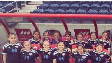 Robbie Dee, sentado a la derecha, con el equipo Varsity femenil de la escuela Curie High School.