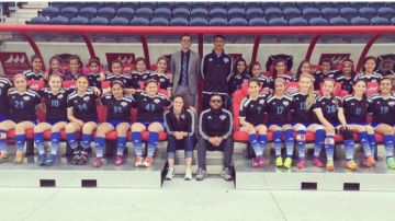 Robbie Dee, sentado a la derecha, con el equipo Varsity femenil de la escuela Curie High School.