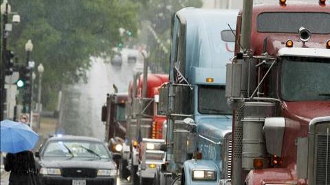Este grupo de camioneros se reunieron en una parada de camiones en el sur de los suburbios de Monee, en Illinois antes de iniciar la protesta.