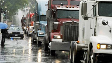 Este grupo de camioneros se reunieron en una parada de camiones en el sur de los suburbios de Monee, en Illinois antes de iniciar la protesta.