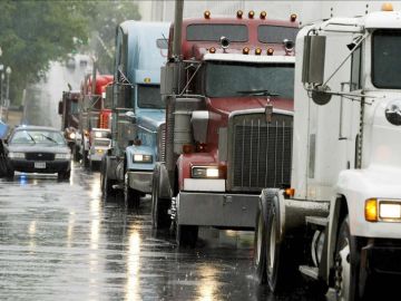 Este grupo de camioneros se reunieron en una parada de camiones en el sur de los suburbios de Monee, en Illinois antes de iniciar la protesta.
