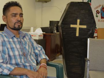 Luis Camarillo, de 44 años, recibe diálisis  mientras está a la espera de un trasplante de riñón que le permita seguir con vida.