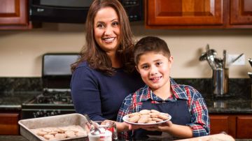 Laura Castillo y su hijo Félix participarán en una competencia nacional con sus galletas polvorones.