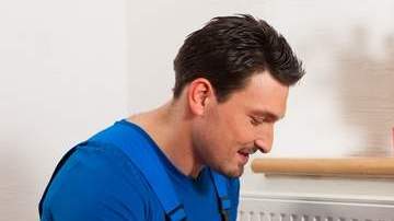 Los falsos electricistas convencen a sus víctimas para que les permitan revisar sus medidores de electricidad