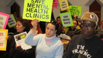 Integrantes del Movimiento de Salud Mental de Chicago en una conferencia de prensa en el centro de la ciudad.