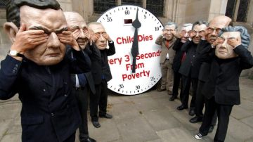Un grupo de activistas portaban caretas con los rostros de los líderes del  G8 , en Edimburgo, Escocia, en el 2005.