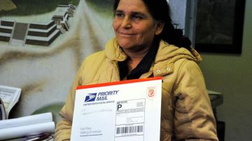 Consuelo Villanueva, oriunda de Michoacán, mostraba su paquete de inscripción el 29 de diciembre pasado en Casa Aztlán.