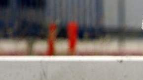 Mantenerse hidratado todo el tiempo si se trabaja al aire libre como este trabajador de construcción le ayudará a combatir el calor.