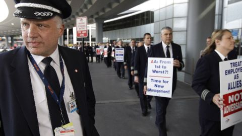 La manifestación de un grupo de pilotos de Chicago se produce a vísperas del fin de semana festivo y cuando se estima un aumento de viajeros en el aeropuerto O'Hare.