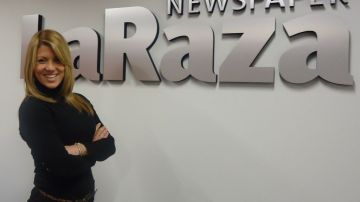 La motivadora y autora puertorriqueña María Marin visitó las oficinas del periódico La Raza.