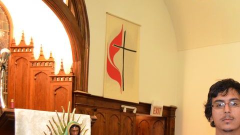 Un grupo de jóvenes de Fuerza Juventud, parte de la organización pro inmigrante Centro Sin Fronteras, se movilizaron hoy para buscar apoyo de parte de los votantes de Chicago.