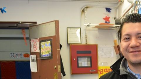 Ludwin Galindo, guatemalteco nacionalizado estadounidense, votó esta mañana en el Albany Park Community Center.