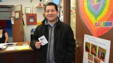 Ludwin Galindo, guatemalteco nacionalizado estadounidense, votó esta mañana en el Albany Park Community Center.