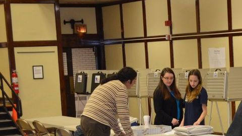 Votantes madrugaron en el precinto ubicado en la escuela primaria Newton Bateman, en el norte de la ciudad.