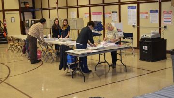 Votantes madrugaron en el precinto ubicado en la escuela primaria Newton Bateman, en el norte de la ciudad.